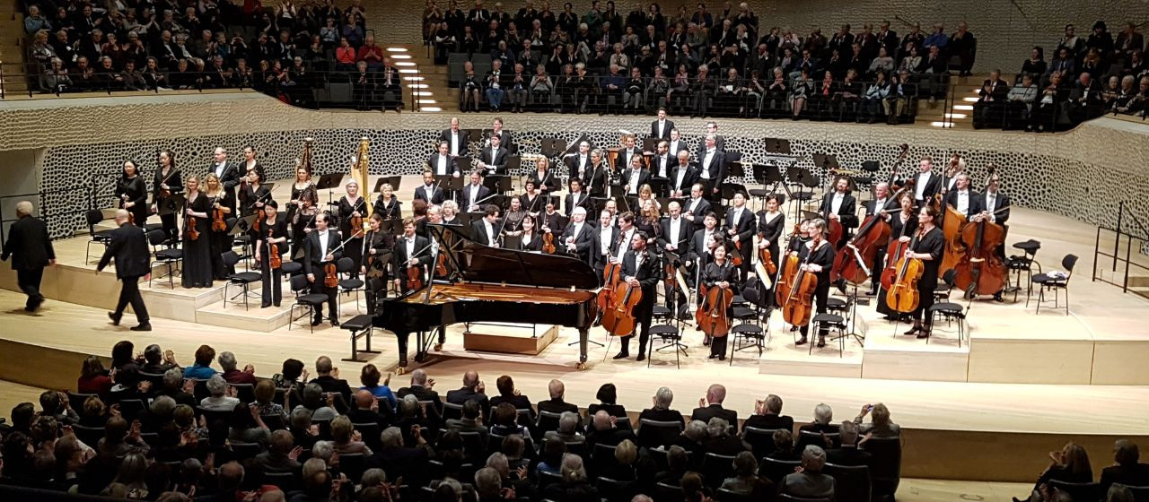 Hamburg mit Elbphilharmonie und Kunsthalle